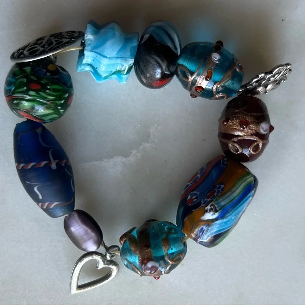 Vibrant GLASS BEAD Artisan Multicolor STRETCH BRACELET w Silvertone Metal Charms - Picture 3 of 9